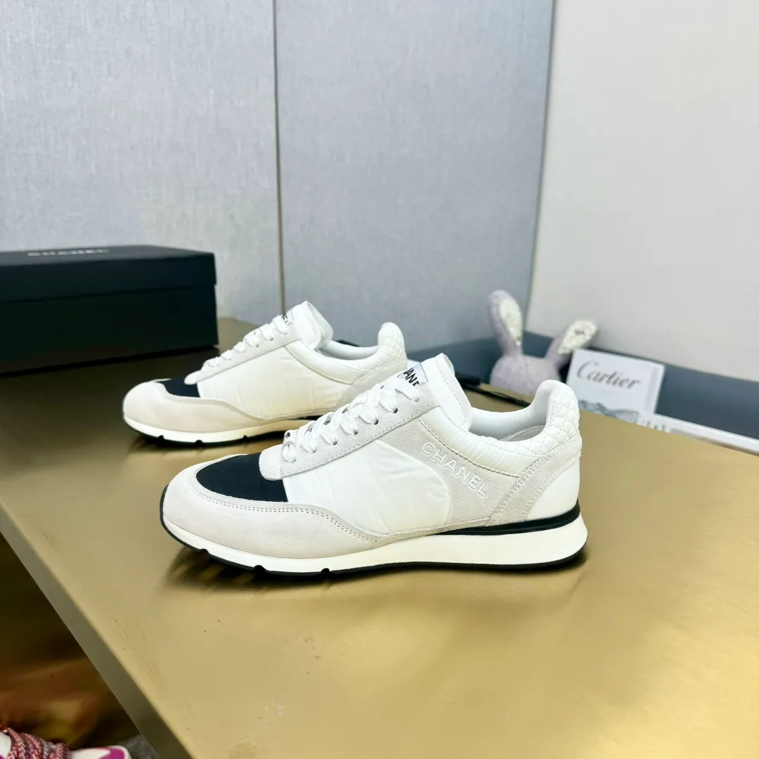 👟👟Ex-factory price 560👟👟 CHANEL Chanel thick-soled panda sneakers Panda biscuit shoes Chanel 2024ss popular panda shoes 🐼Colorful thick-soled casual sports shoes sneakers counter synchronization The counter is very popular Very difficult to buy a shoe The most popular thick-soled panda shoes on the Internet It can be imagined that small fragrance control can not miss it, both appearance and comfort coexist Simple and versatile white shoes. The thick sole increases height and is super versatile. You can wear it with your eyes closed😍Whoever wears it will look better. Upper: calfskin. Lining: imported sheepskin lining. Outsole: TPU original outsole. Size: 35-40 (41 customized.